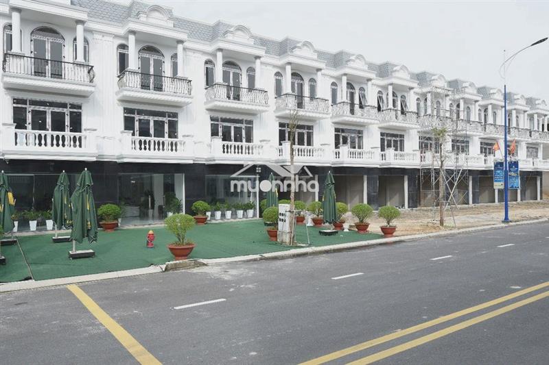 Nhà ở liền kề, 1 trệt 2 lầu, mua ở hay cho thuê đều được 