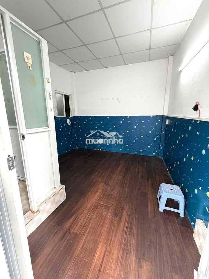 Phòng cửa sổ - ban công chung thoáng mát , tolet riêng trong phòng