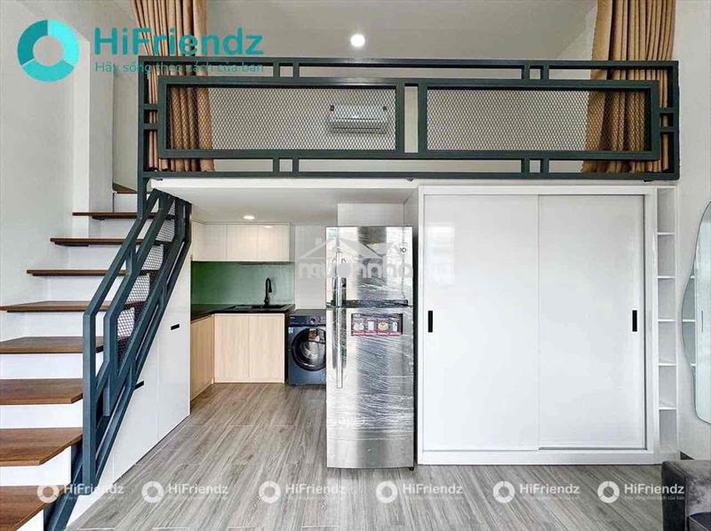 Phòng đẹp giá rẻ gác cao ban công thoáng mới 99% gần uef, hiu, q1