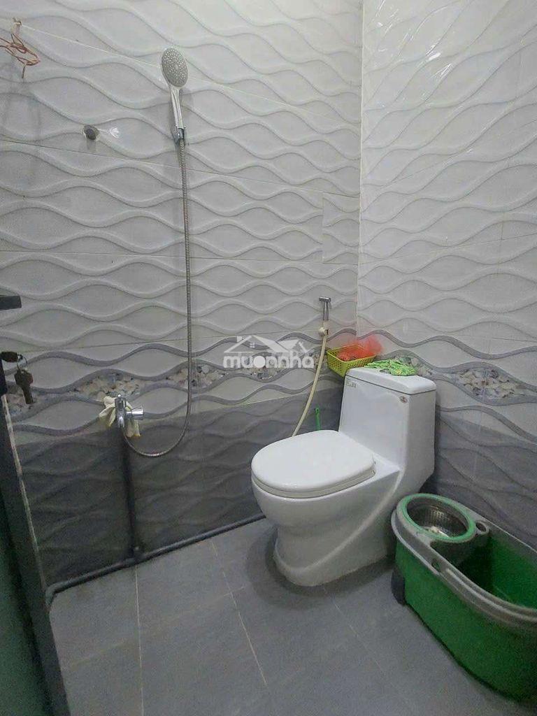 Cho thuê nhà đường phạm hùng c4 dt.3×8 } 2 lầu 2 phòng 2 toilet hẽm 3m - 4