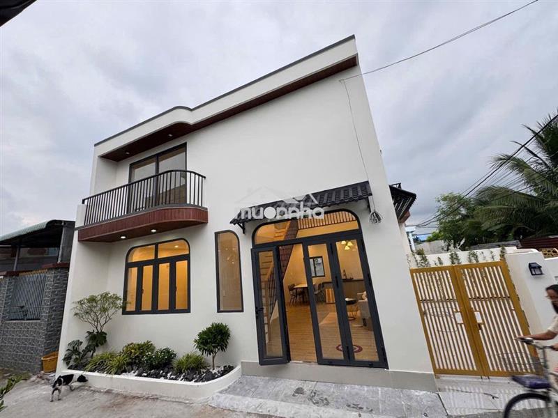 Bán nhà mới lô góc 2 mặt tiền 2 tỷ 390tr xã long hải , full nội thất