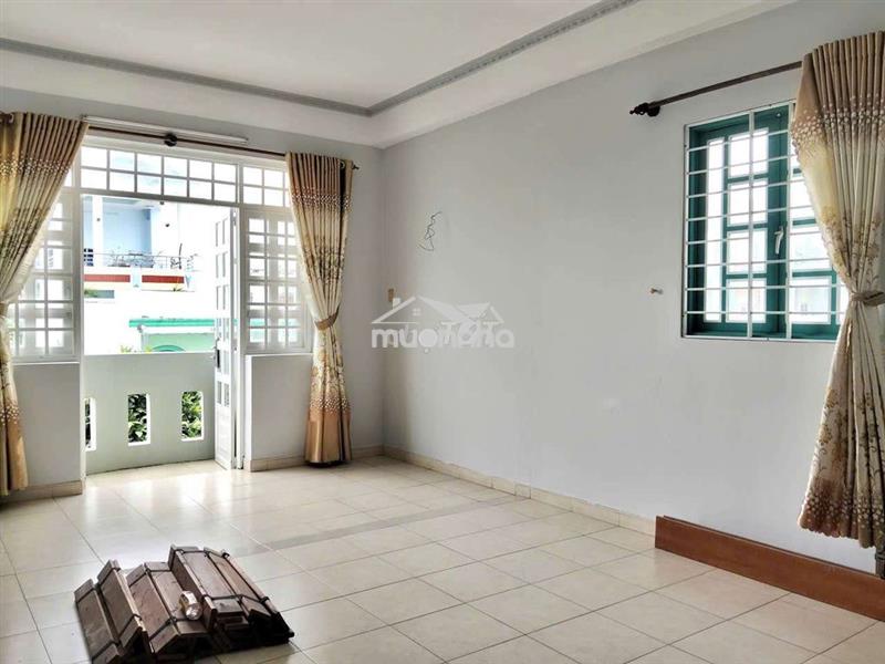 Phòng trống 30m2 có ban công, cửa sổ ngập tràn ánh nắng, ngay ttq4