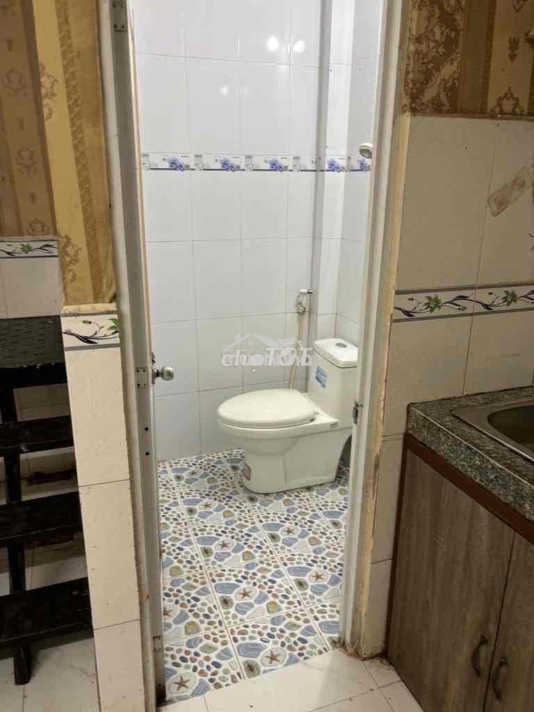Nhà cho thuê 2tr nguyên căn ( có ban công/ điện nc chính)