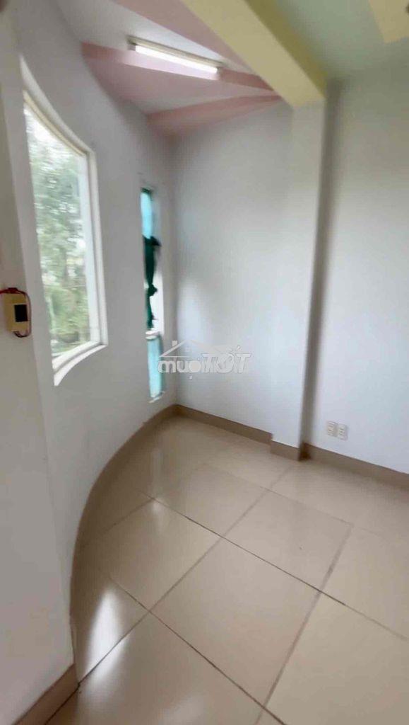 Cho thuê phòng trọ 30m2, có ban công trong kdc phong phú 5 - 2