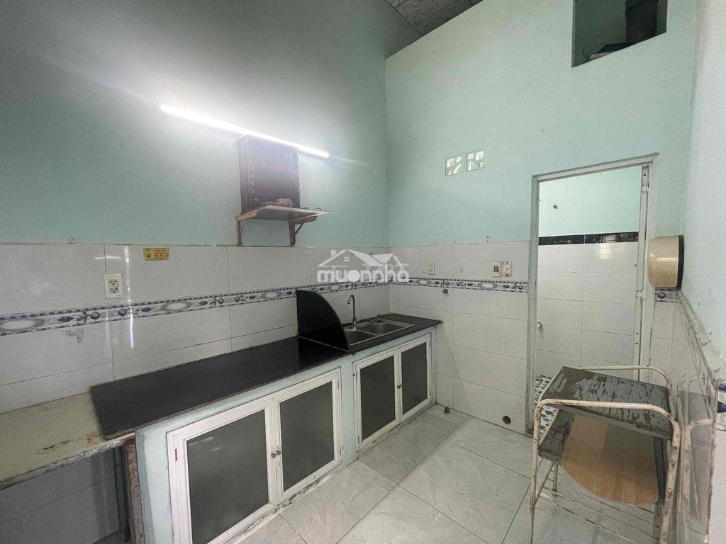 Cho thuê nhà mt hẻm sân rộng gần đông tăng long - 4