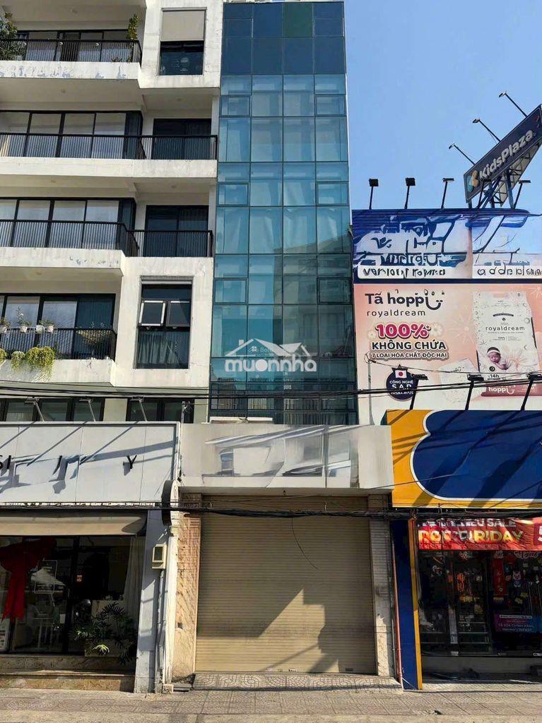 Toà nhà ốp kính sang trọng, có hầm và thang máy, pccc đầy đủ
