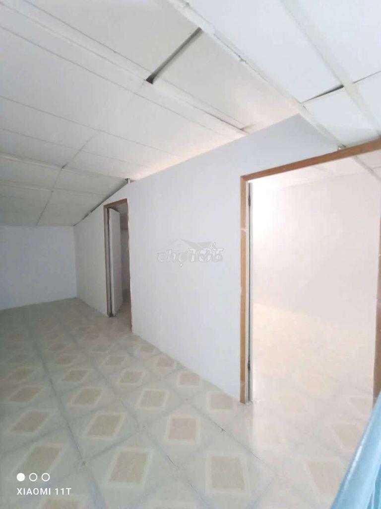 Nhà rộng cạnh xe hơi  - 4