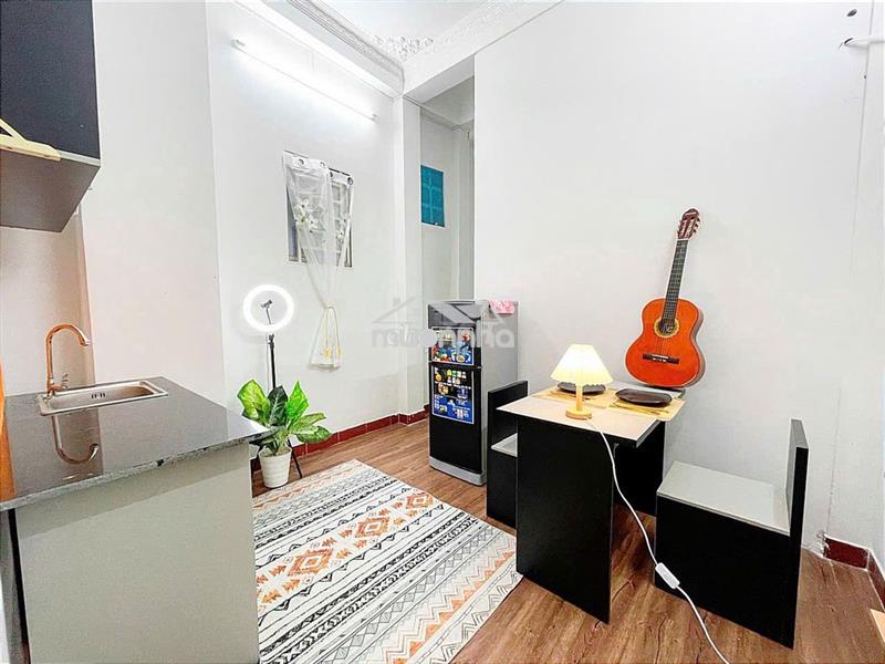 Căn 2 phòng ngủ, 1 phòng khách có cửa số + ban công lớn, full nội thất