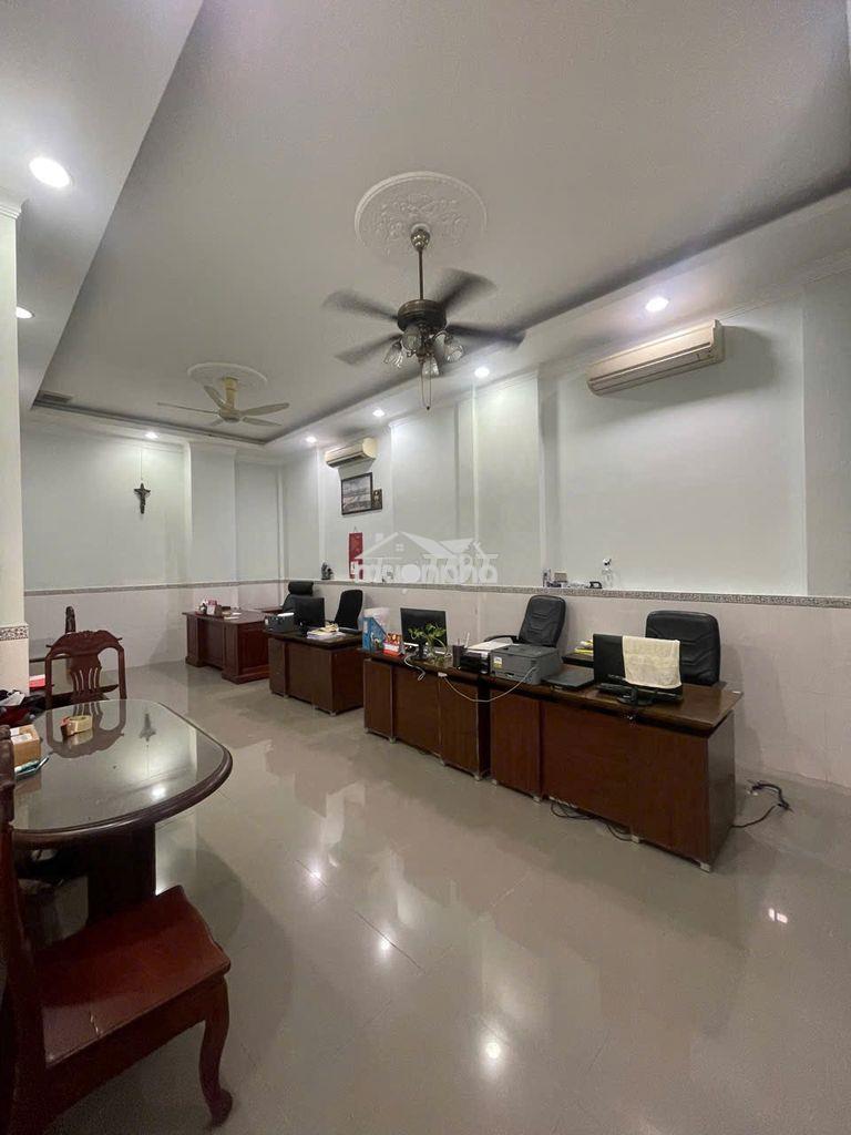 Cho thuê biệt thự 5 tầng. dt 800m2 đất. giá 150tr
