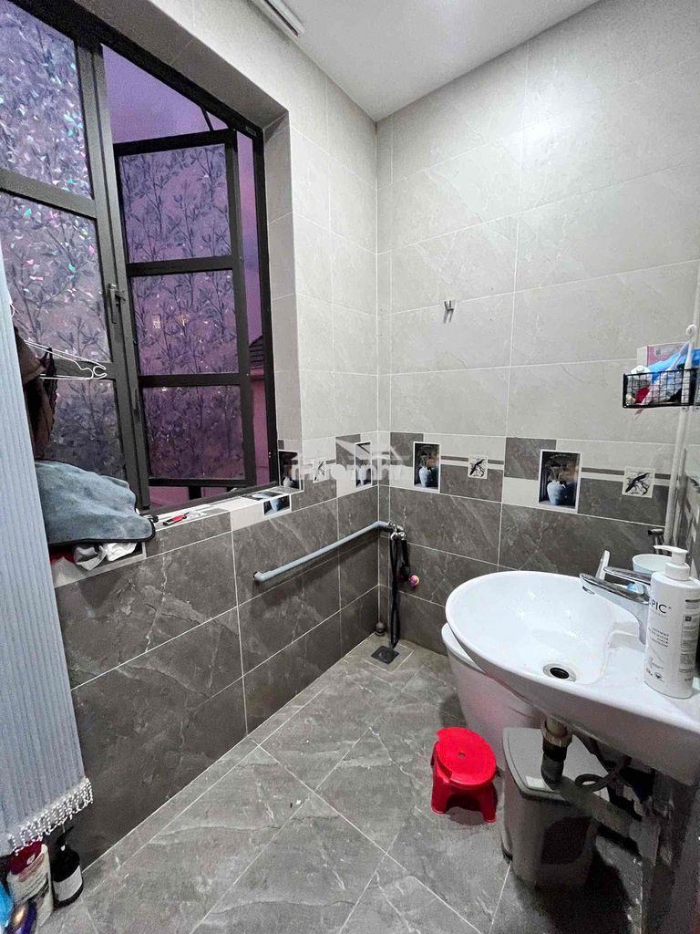 Cho thuê nguyên sàn lầu 3 có 3 phòng giá 8triệu