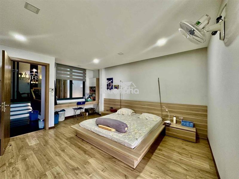Nhà 3,5 tầng 4 phòng ngủ, gần cầu hoà xuân - đảo 1 - khu