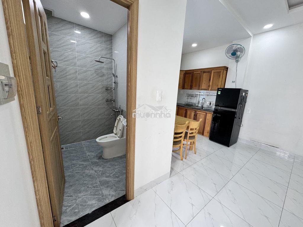 Phòng trọ có ban công, thoáng mát, khu vực an ninh gần ngã tư thủ đức. - 2