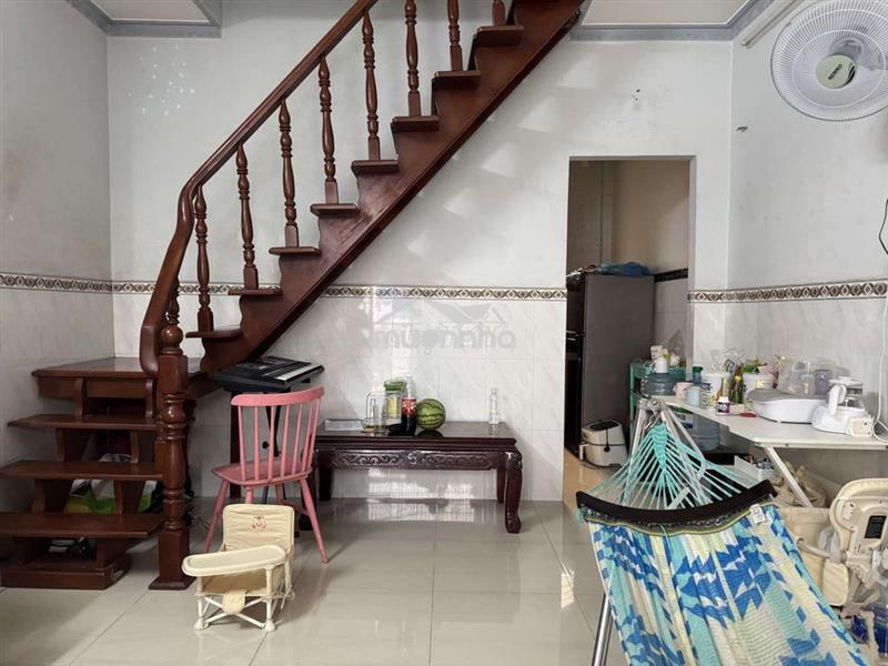 Gần chợ bình triệu 