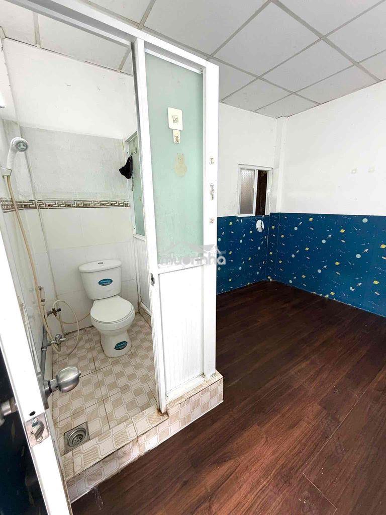 Phòng cửa sổ - ban công chung thoáng mát , tolet riêng trong phòng - 3