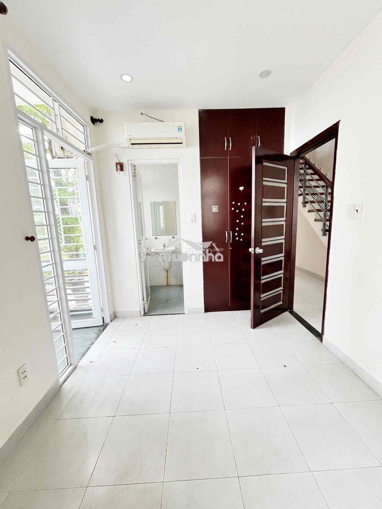 Cho thuê nhà mới sơn sửa 5 phòng có máy lạnh, đường xe cont , góc 2mt - 4