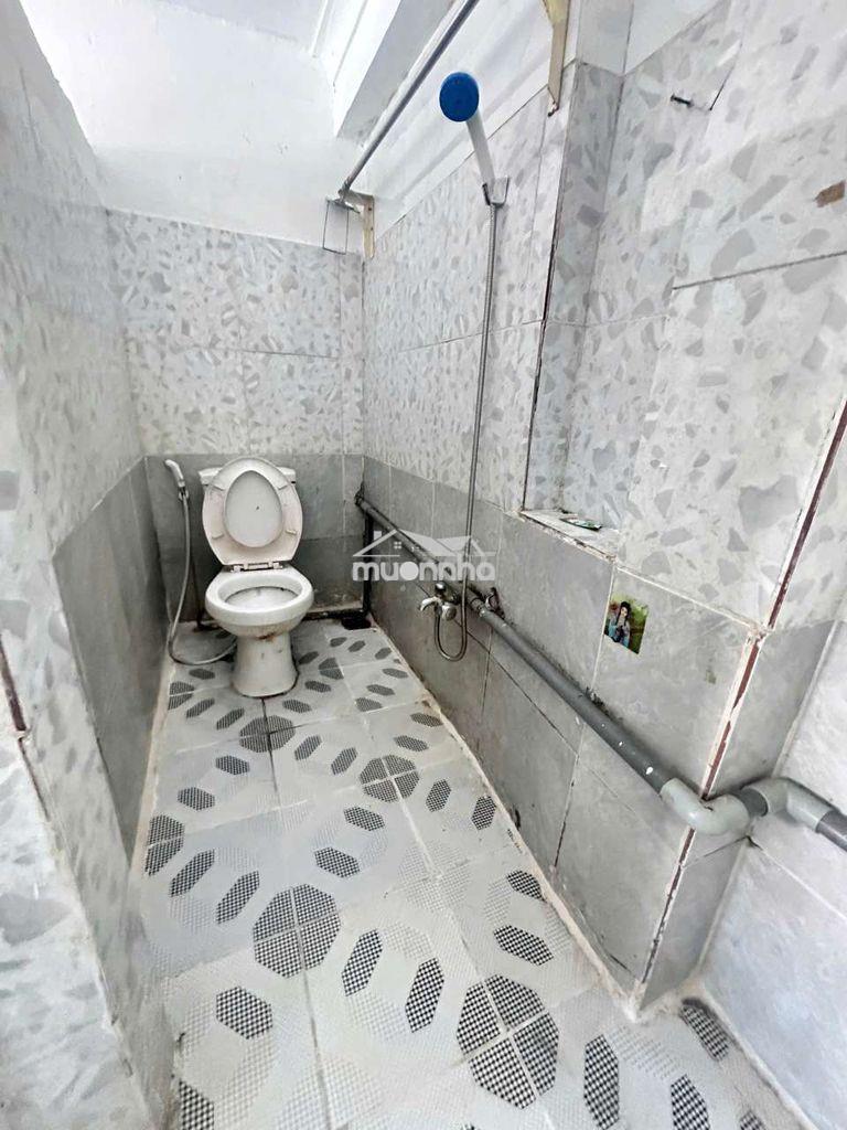 Ko gác, wc riêng, giờ tự do, điđại học văn hiến 500 m, bv tân phú 1km
 - 3