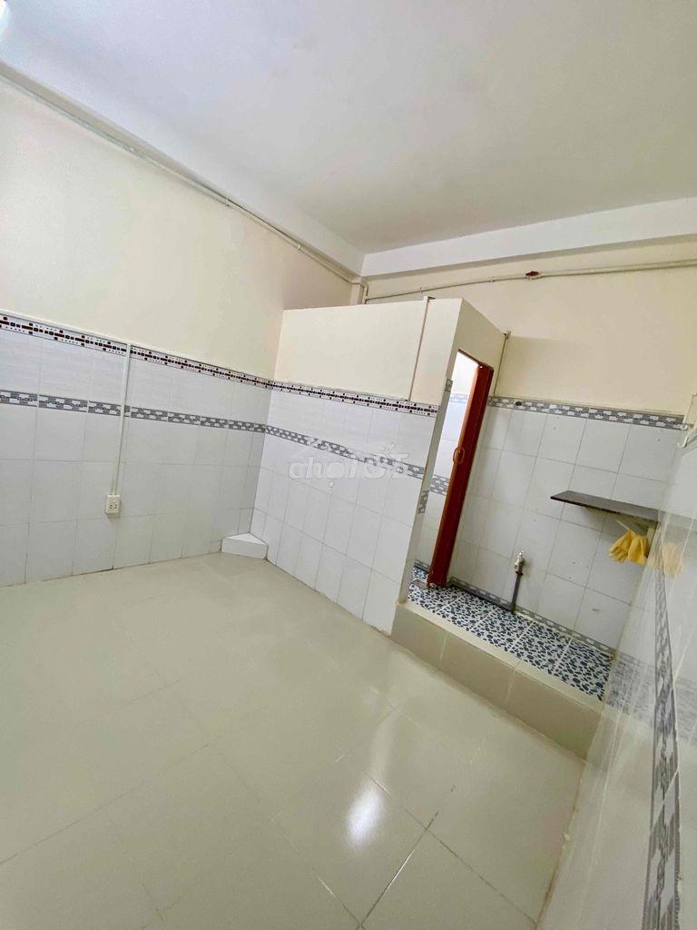 Phòng trọ 12m2 đường 151/1/5 lạc long quân f1 q11 - 2