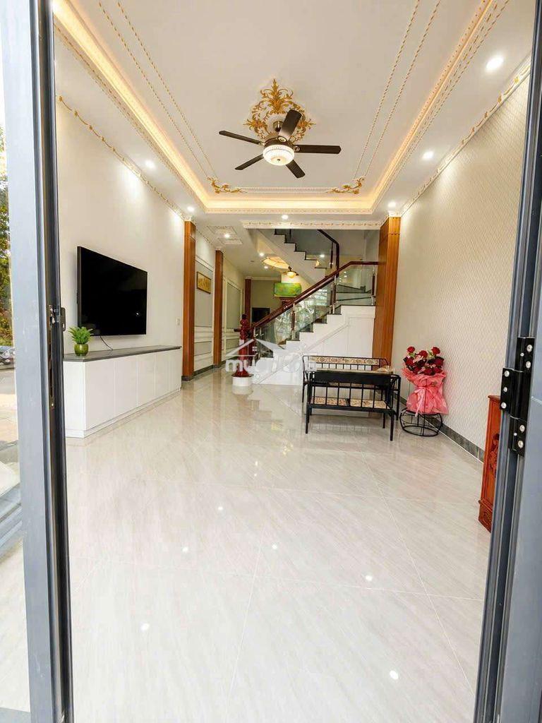 Nhà 1 trệt 2 lầu bình chuẩn có nội thất gần miếu ông cù - 2
