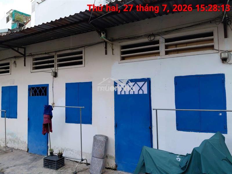 Bà 6 phòng trọ