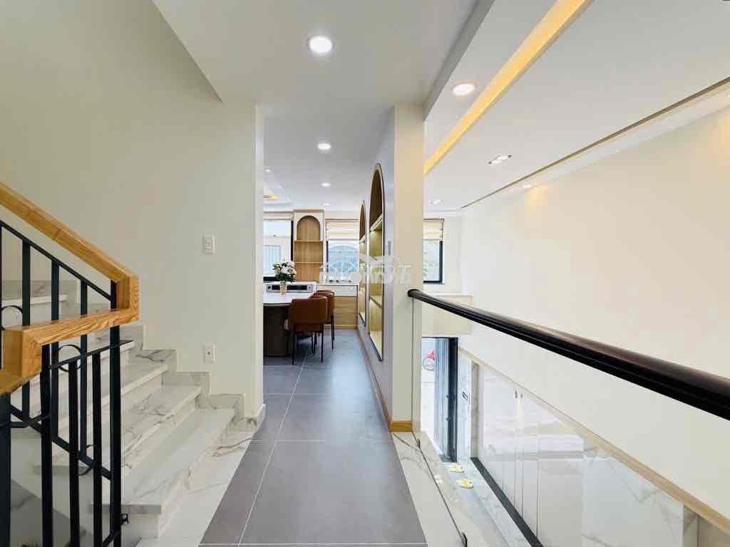 Nhà ngay lâm văn bền- 102 mv- 4 tầng-5 phòng ngủ - đường xe hơi - 4