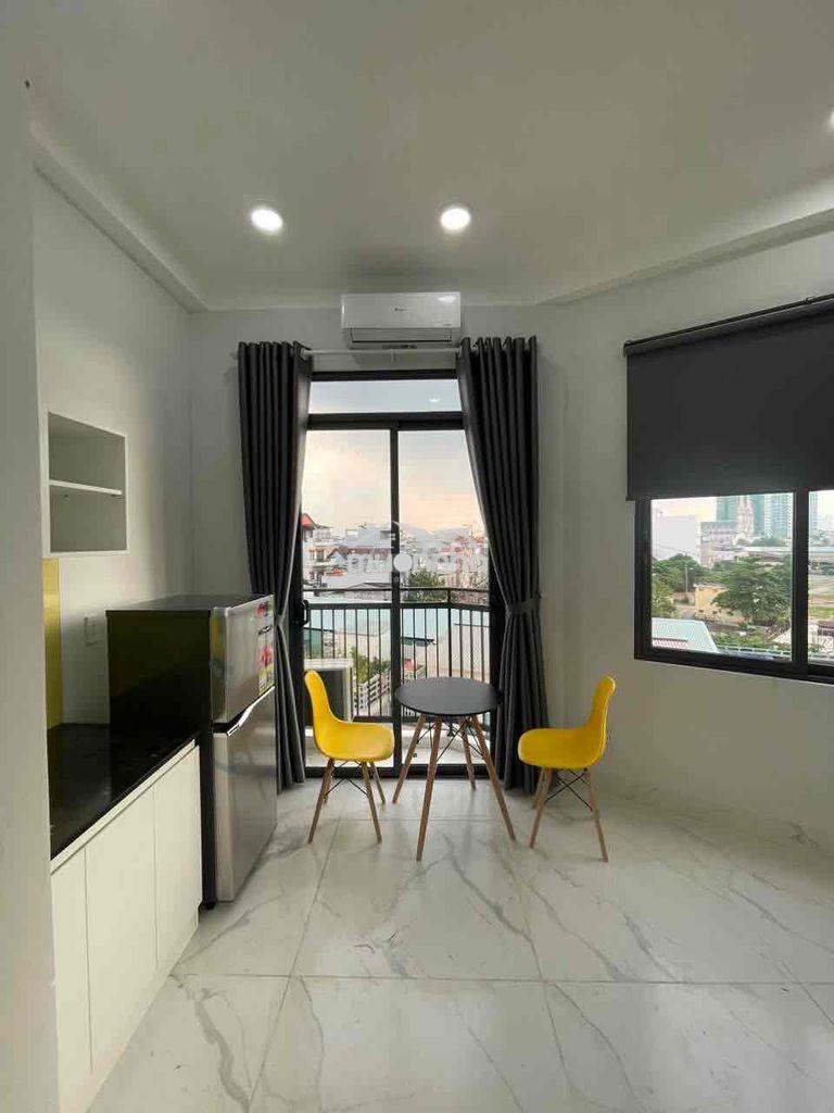 Phòng full nội thất ban công cửa sổ thoáng mát ngay trạm mêtro