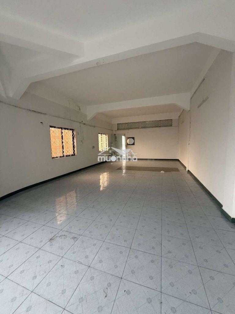Căn góc 80m2-ngang 10m-lầu 1 -thang bộ-mặt tiền hồng bàng q5