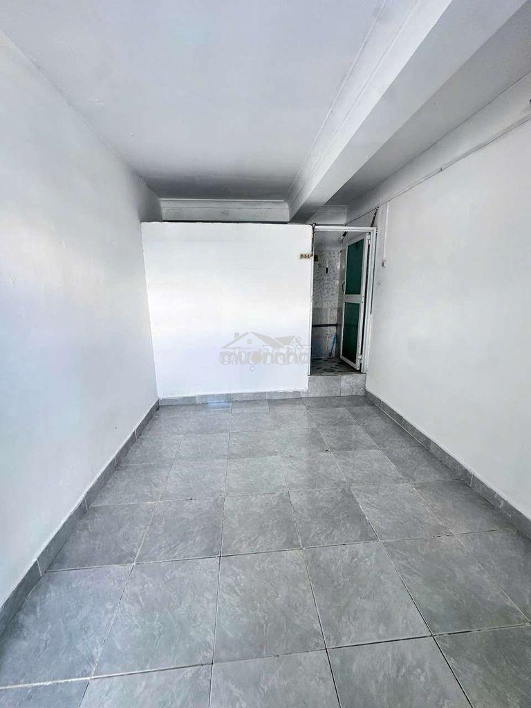 Ko gác, wc riêng, giờ tự do, điđại học văn hiến 500 m, bv tân phú 1km
 - 2