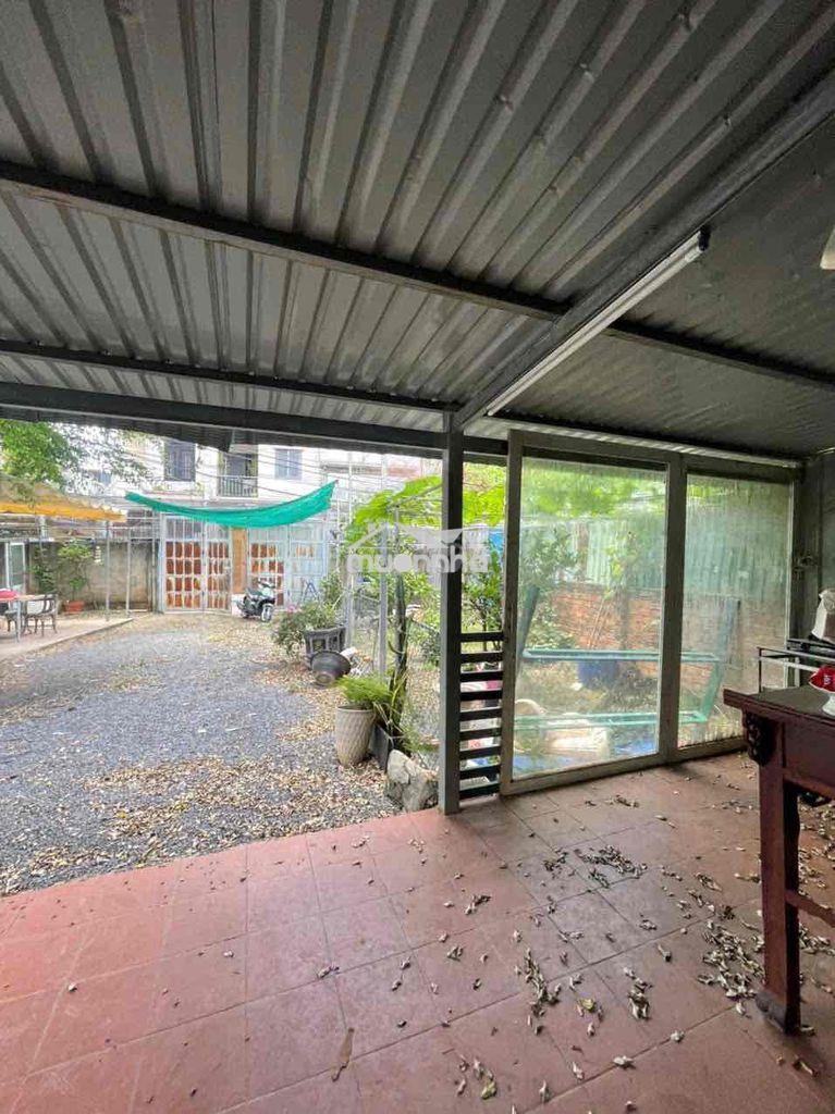 Nhà cấp 4 sân vườn rộng 150m2 hẻm xe hơi tại đường 102 gần hoa viên