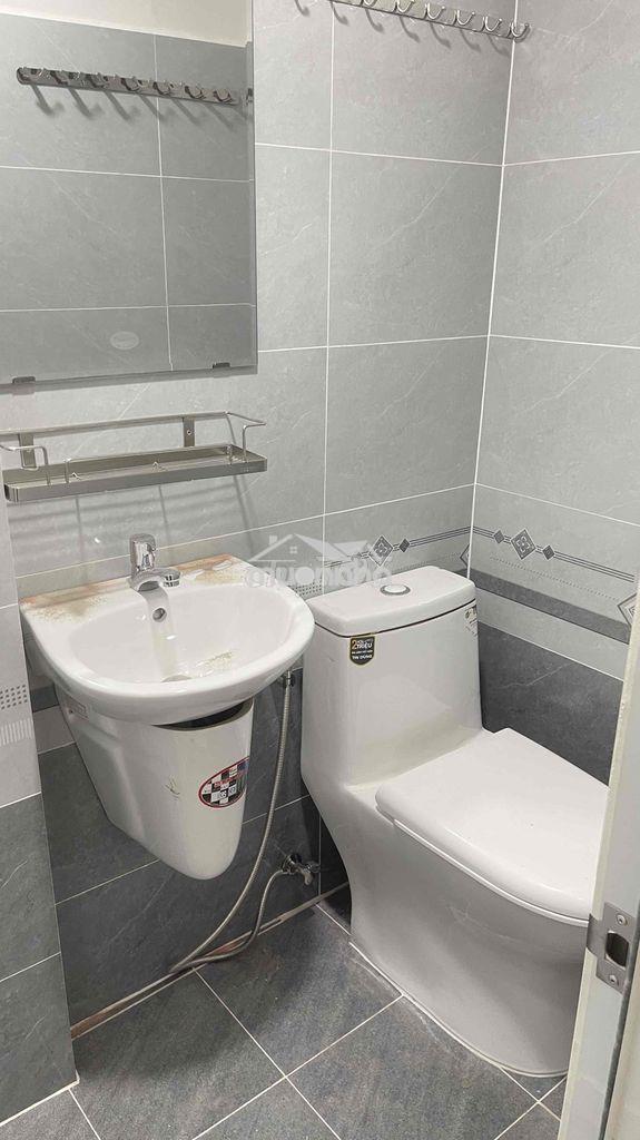 Nhà mới xây nguyên căn cho thuê. nằm ngay trung tâm quận gv - 4