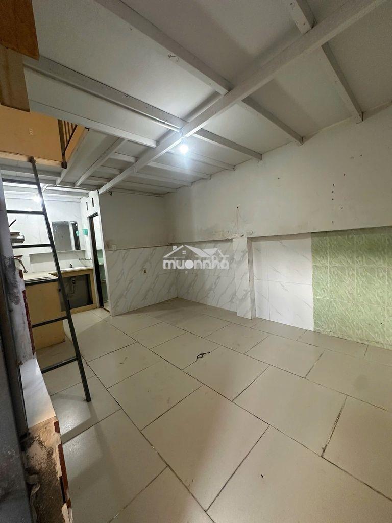 Cho thuê phòng trọ, có gác cao, cửa sổ trời thoáng mát, chỗ để xe rộng