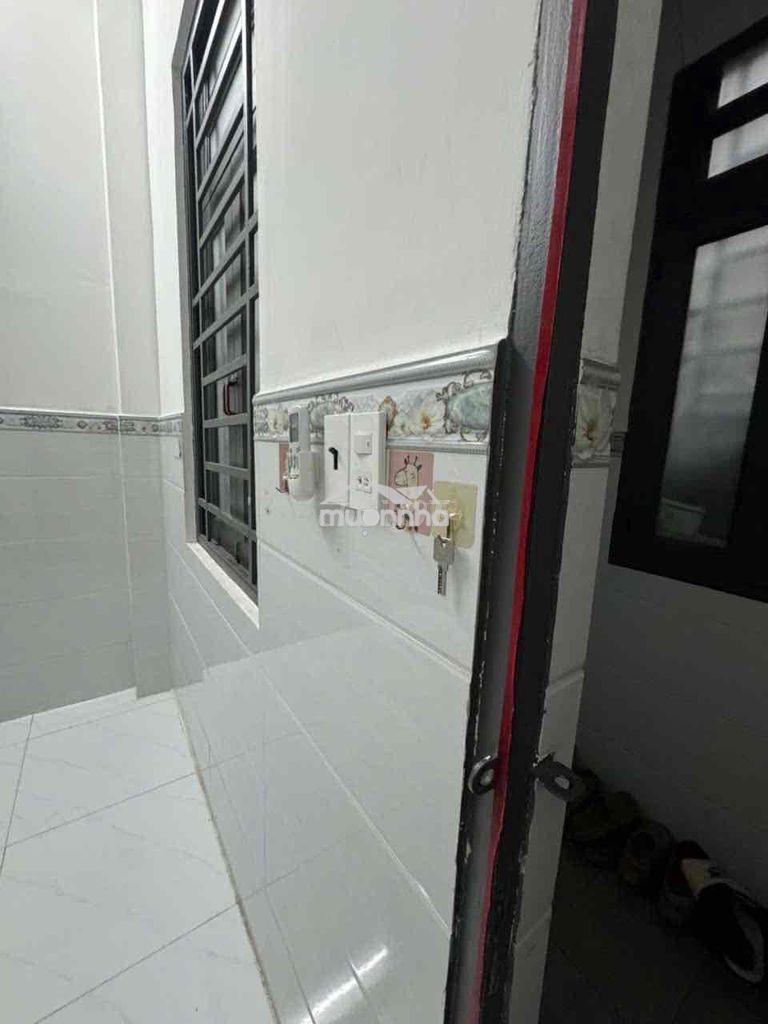 40m2 , có gác , 3.4tr, điện nhà nước , nước 150k , an ninh - 2