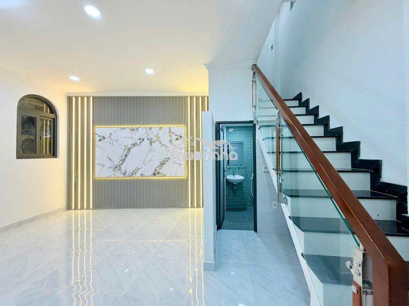 Bán nhà ngay chợ gò vấp - dt 35m2 giá chỉ 4.65 tỷ - ra mặt tiền 1 căn - 2