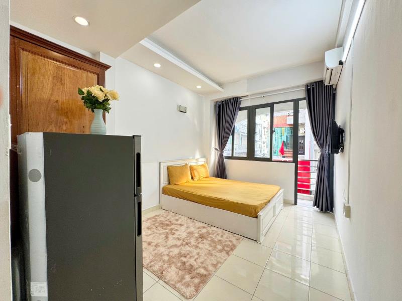 Phòng ban công ngay cầu vượt 3/2 đại học ueh, vạn hạnh mall