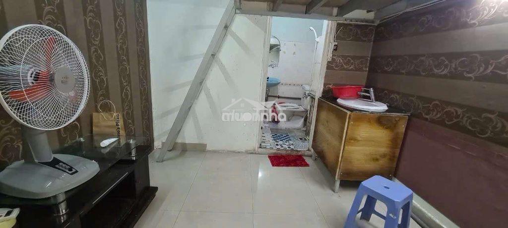 Phòng riêng biệt có gác hẻm oto gần chợ thị nghè,q1 - 4