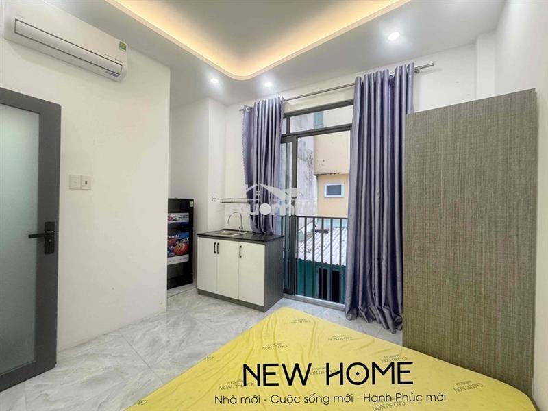 Phòng ban công nhỏ gọn quận phú nhuận