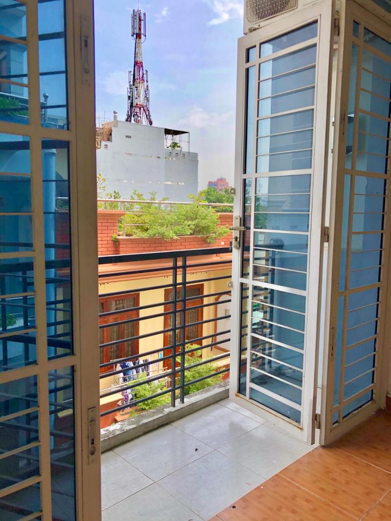 Phòng mới, đẹp, có nội thất ban công. gần ngã 4 hàng xanh. đbl - 3