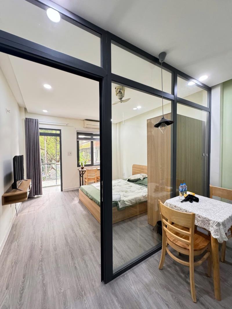 Cho thuê 1pn ban công 40m2 có máy giặt riêng - ngay vòng xoay dân chủ - ga sài gòn - công viên tao đàn