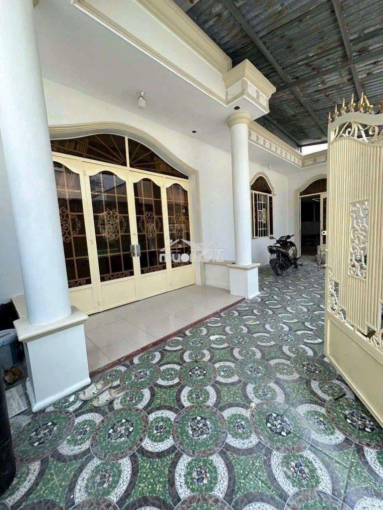 Cho thuê nhà trệt gác hẻm 1716 hùynh tấn phát, giáp q7.