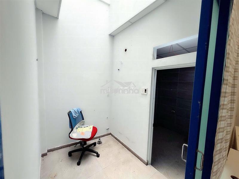 Cho thuê nhà đường thoài ngọc hầu sát luỹ bán bích : 4 x 21 m đúc 1 l
