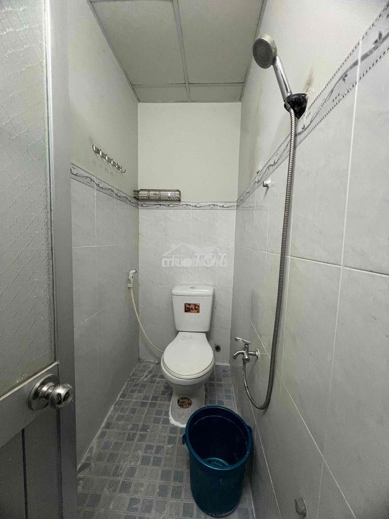 Nhà nguyên căn gần kho b 2pn 2wc giá 6tr - 2
