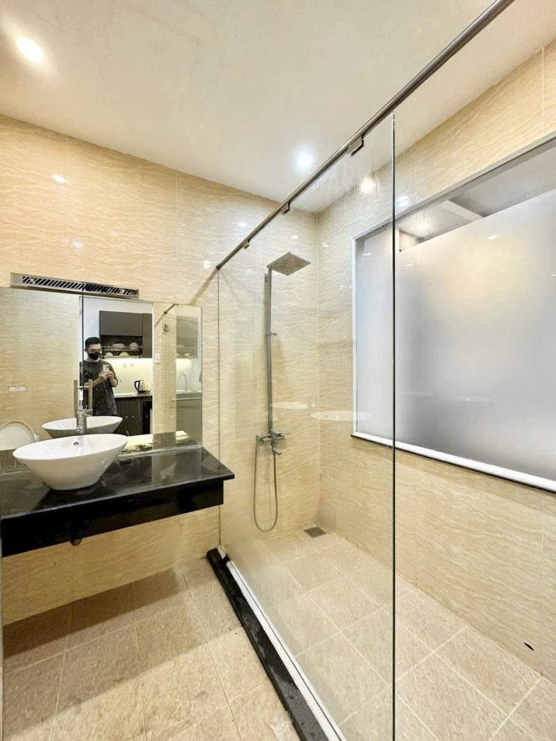 Phòng full nội thất tách bếp siêu rộng có cửa sổ xô viết nghệ tĩnh sát bên các trường đại học lớn trong khu vực