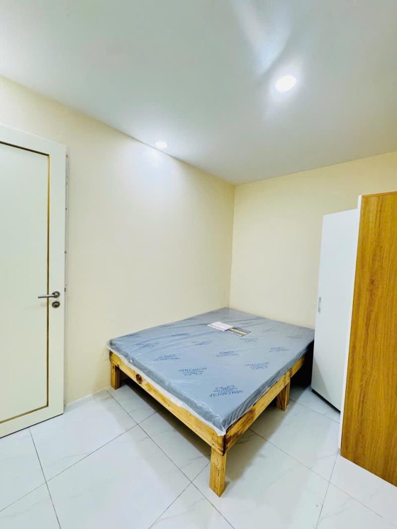 Thuê ngay căn hộ ban công mới 100% full nội thất ngay khu ẩm thực phan xích long giáp quận 1,3 khu an ninh
