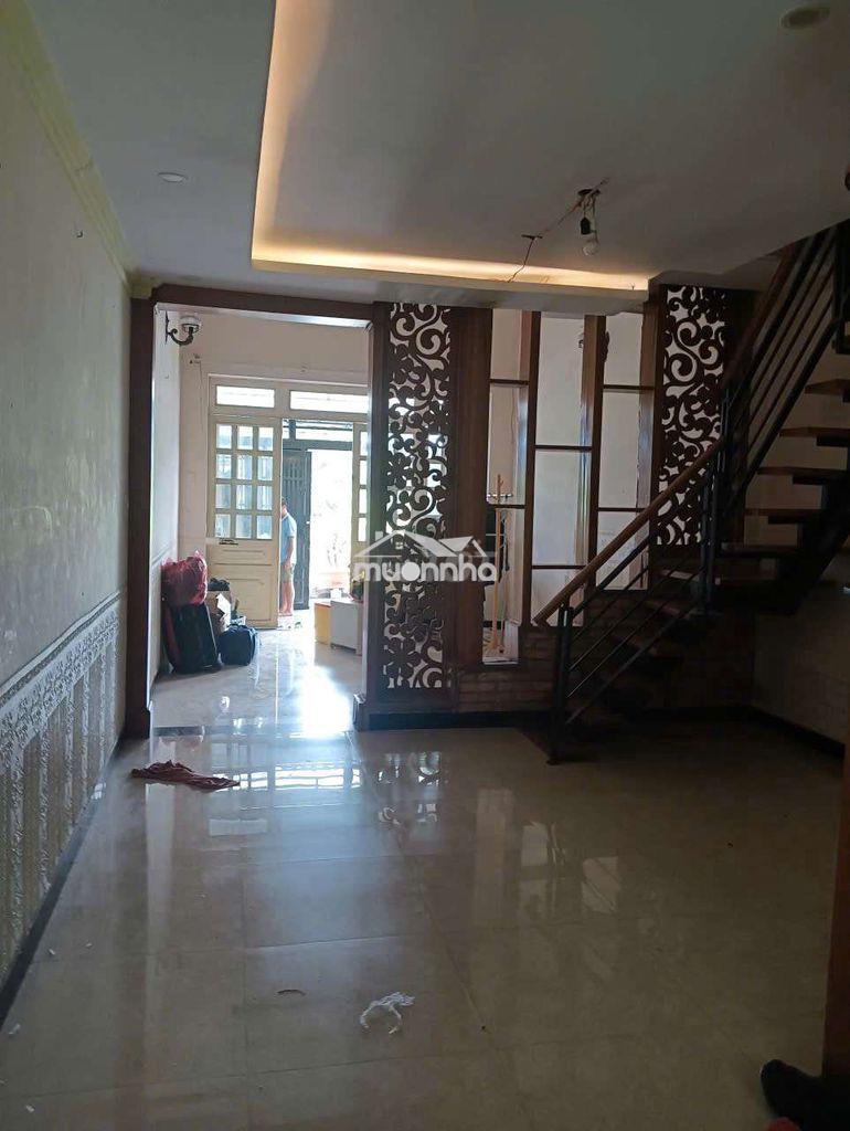 Chủ sơn lại giao nhà