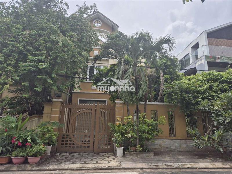 Biệt thự 200m2 1 trệt 2 lầu có hầm xe hơi và sân vườn