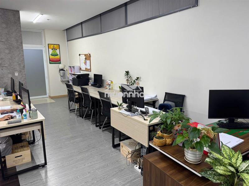 Vp đủ bàn ghế 50m2, 6,5 triệu (có bàn giám đốc)