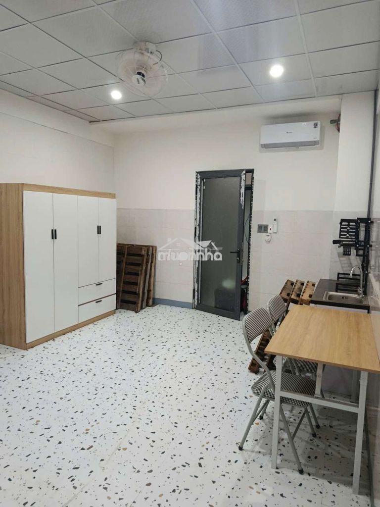 Phòng mới ,sát q1,nt cao cấp thang máy,giá rẻ 