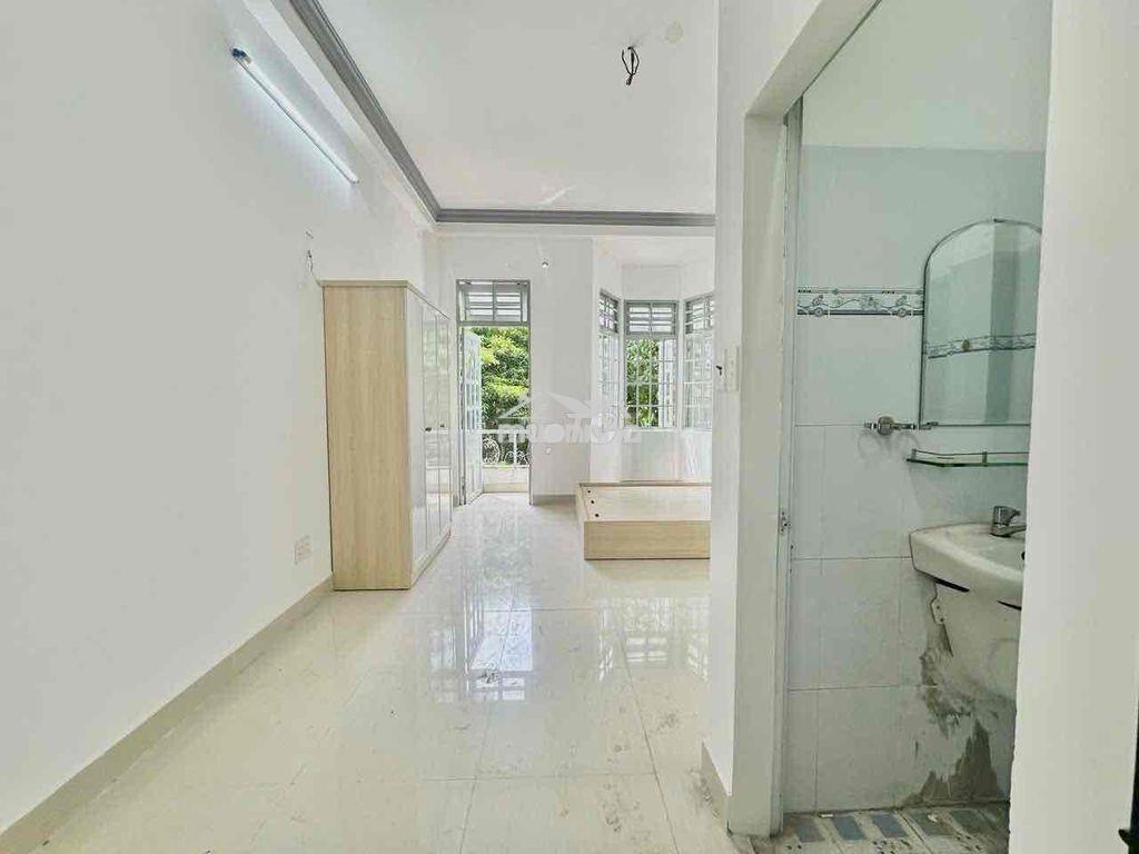 Ban công đầy đủ nội thất ngay công viên làng hoa - 2