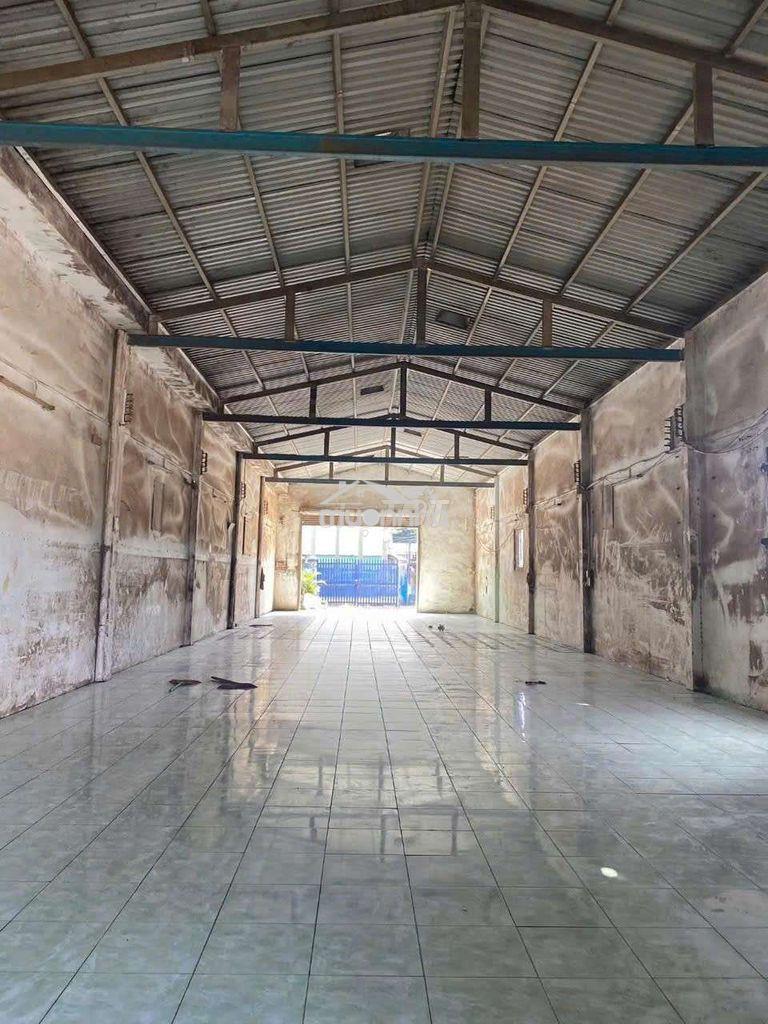 Cho thuê xưởng kv gần 2000m2 xd 600m2 giá 50tr dương công khi hóc môn