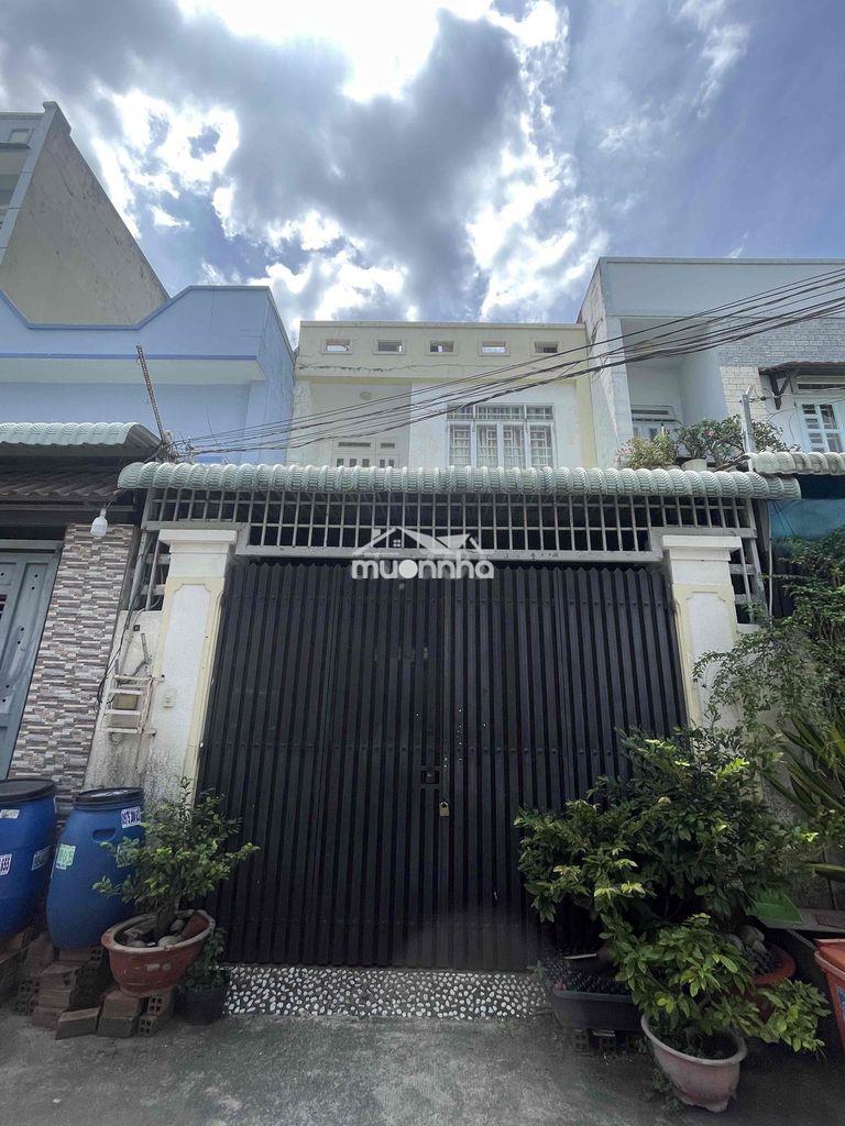 Cho thuê nhà 2 tầng xe hơi ngủ trong nhà gần ngã tư thủ đức