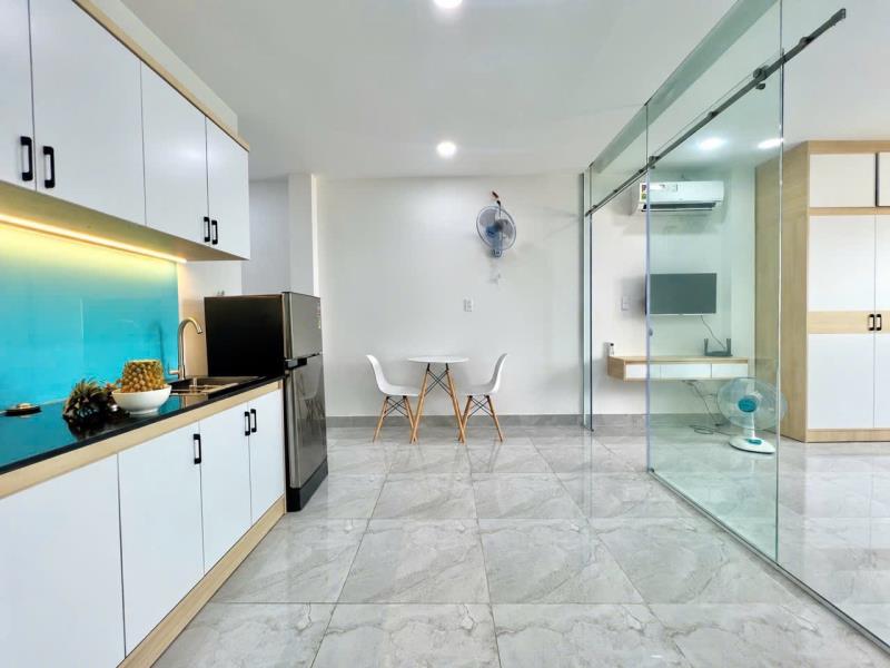 Cho thuê căn hộ 1 phòng ngủ + 1 phòng khách full nội thất ánh sáng tự nhiên ngay thích quảng đức gần sân bay tân sơn nhất giáp quận 1,3 hẻm ô tô , khu an ninh - Ảnh 4